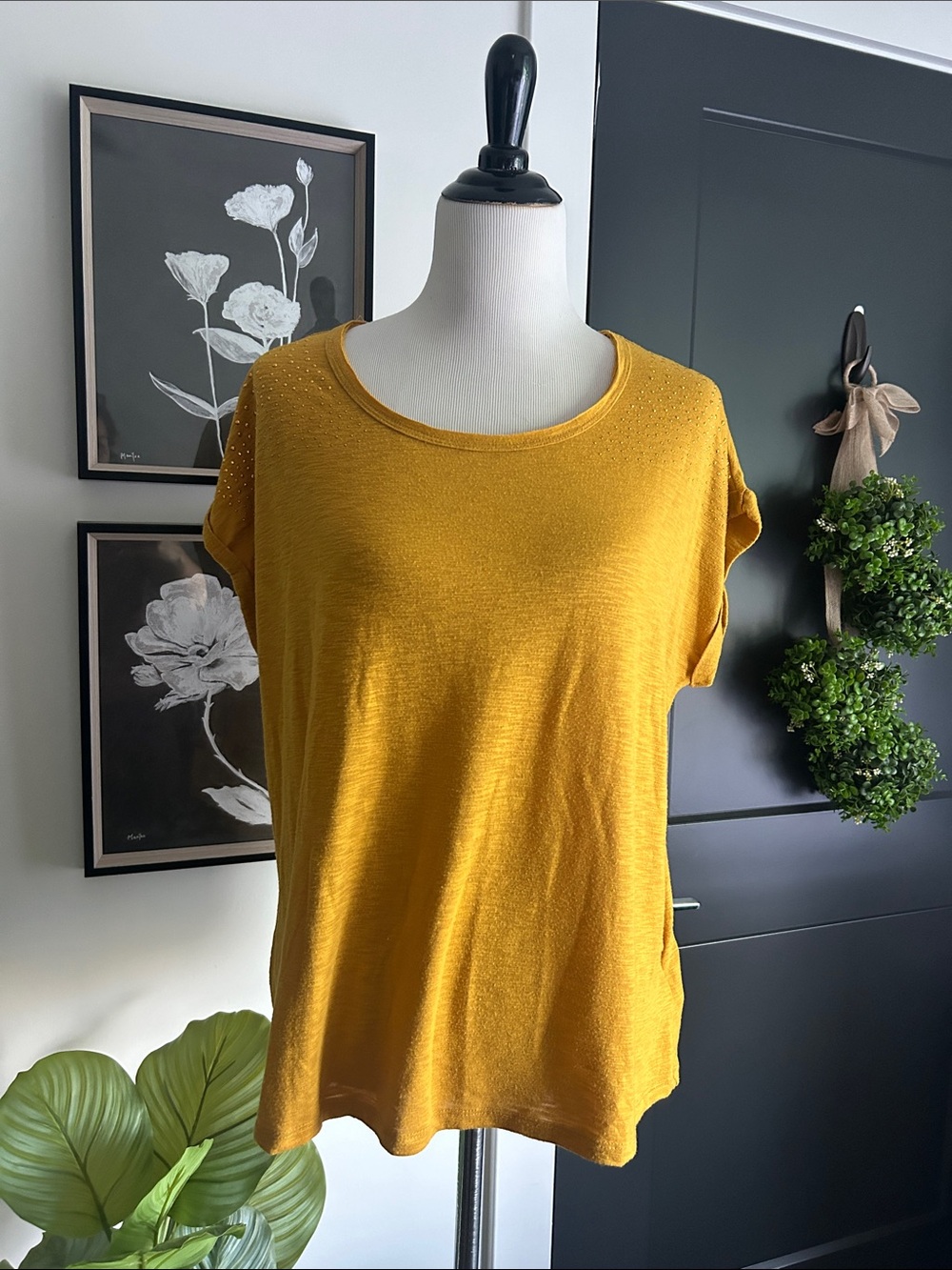 💛Classic L Mustard Short-Sleeve knit  Top with grommet shoulder detail